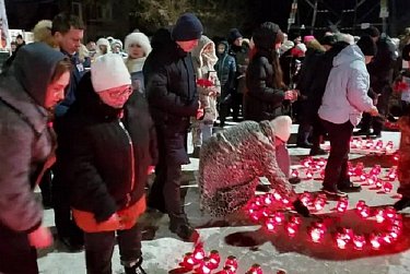 В память о бойцах СВО зажгли сотни свечей
